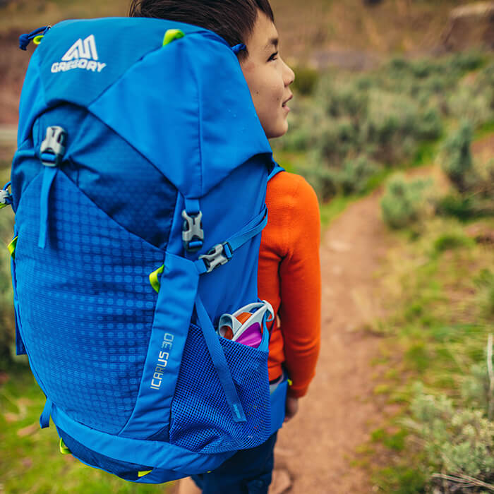 Dual mesh side pockets for water bottle access