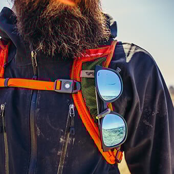 Système « QuickStow » pour lunettes de soleil sur les bretelles - accès rapide, sûr et sans rayures sans enlever le sac