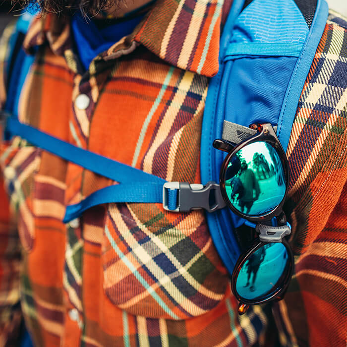 Système « QuickStow » pour lunettes de soleil sur les bretelles - accès rapide, sûr et sans rayures sans enlever le sac