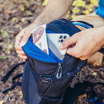 Active Organization - Your time out is valuable and we know that. We've made sure to include a full suite of quick-access pockets and integrated protection. The quick-access padded top-pocket and large zippered hipbelt pockets keep items protected and close at hand.