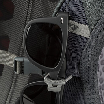 Sistema de sujeción QuickStow para gafas de sol sobre la hombrera, para un rápido y seguro acceso sin rayar tus gafas y sin quitarte la mochila.