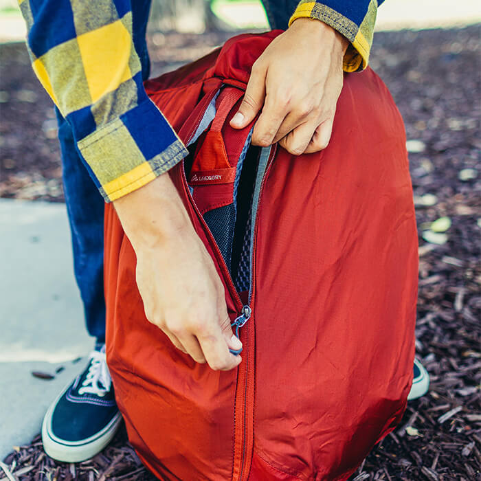 Included 3 -in-1 check-in, rain and anti-theft cover