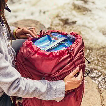 Mode Baroudeur - Sa forme arrondie unique est conçue pour s'insérer facilement dans tout sac de jour se chargeant par le haut, maintenu ensuite en place par le cordon de fermeture et les sangles de compression supérieure - assurant ainsi un équilibre optimal et permettant un accès facile et rapide pour la filtration en milieu de journée.