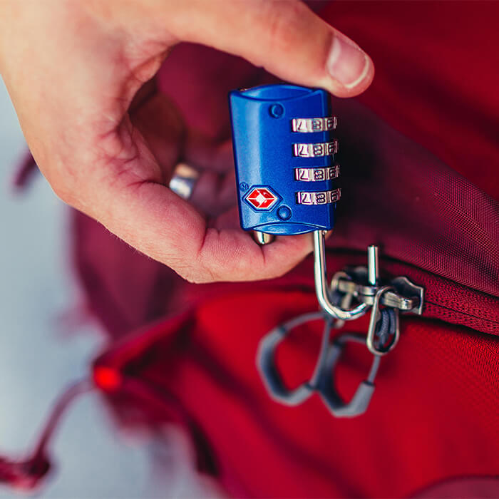 Lockable main zippered opening