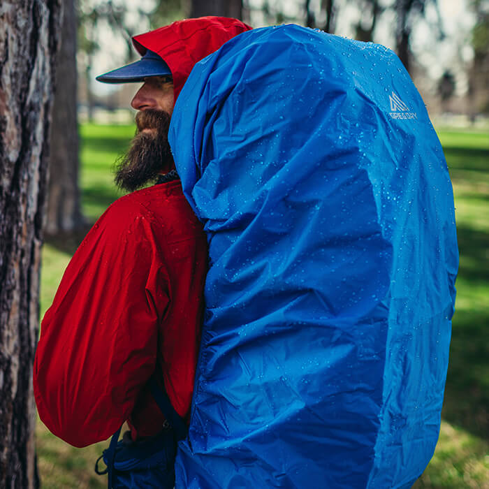 Cubre mochila a medida incluido, se guarda en un bolsillo con cremallera de acceso rápido en la parte inferior de la tapa.