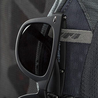 Système QuickStow pour attacher votre paire de lunette sur la bretelle en toute sécurité sans risque de rayures et sans retirer votre sac.