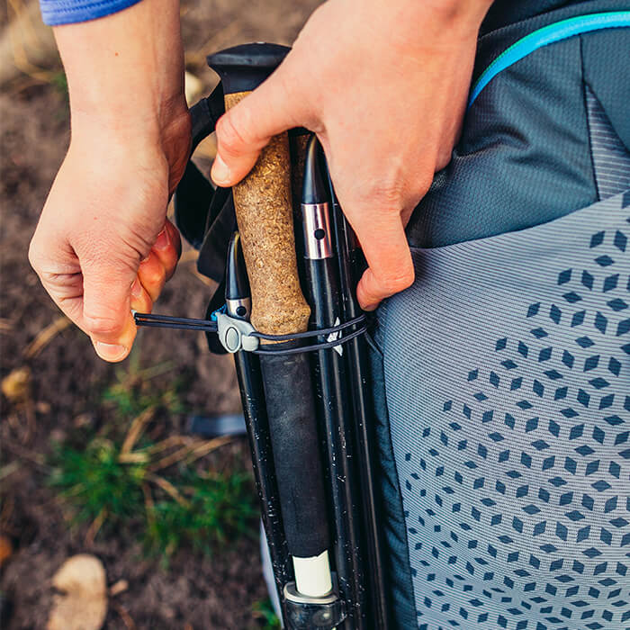 Anelli regolabili e ganci resistenti agli urti per l'attacco di bastoncini da trekking e piccozze