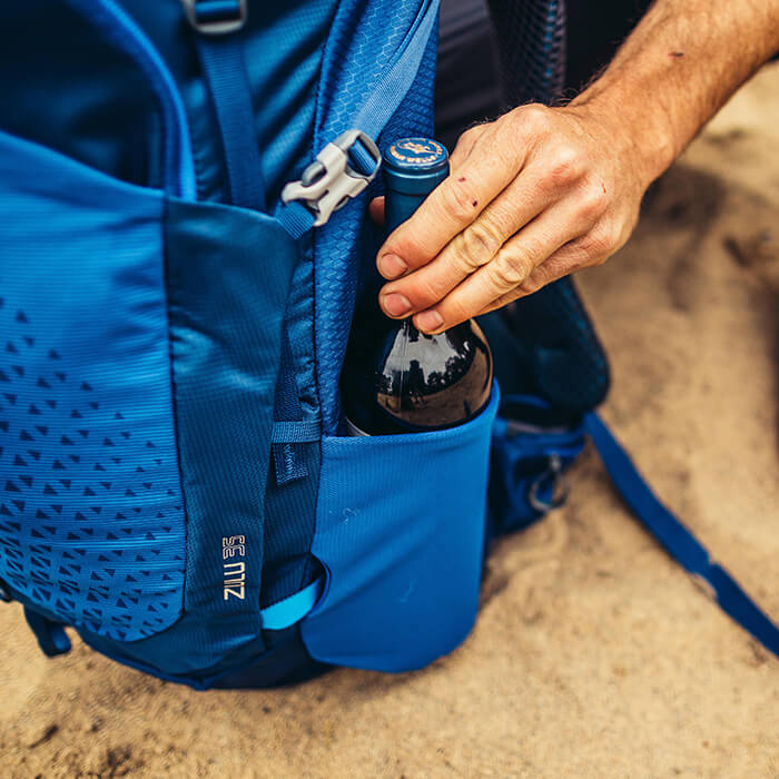 2 tasche laterali elasticizzate con doppio accesso, comode mentre si è in movimento (nei modelli 55L-65L / 53-63L)