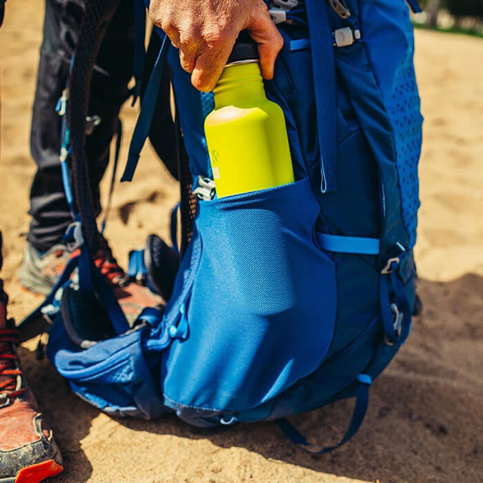 2 tasche laterali elasticizzate con doppio accesso, comode mentre si è in movimento (nei modelli 55L-65L / 53-63L)